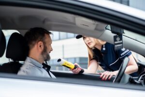 Contrôle d'alcoolémie effectué par un policier sur un automobiliste