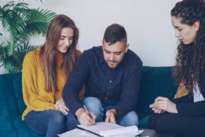 Couple consultant un notaire pour signer une donation entre époux