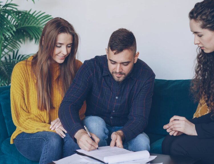 Couple consultant un notaire pour signer une donation entre époux