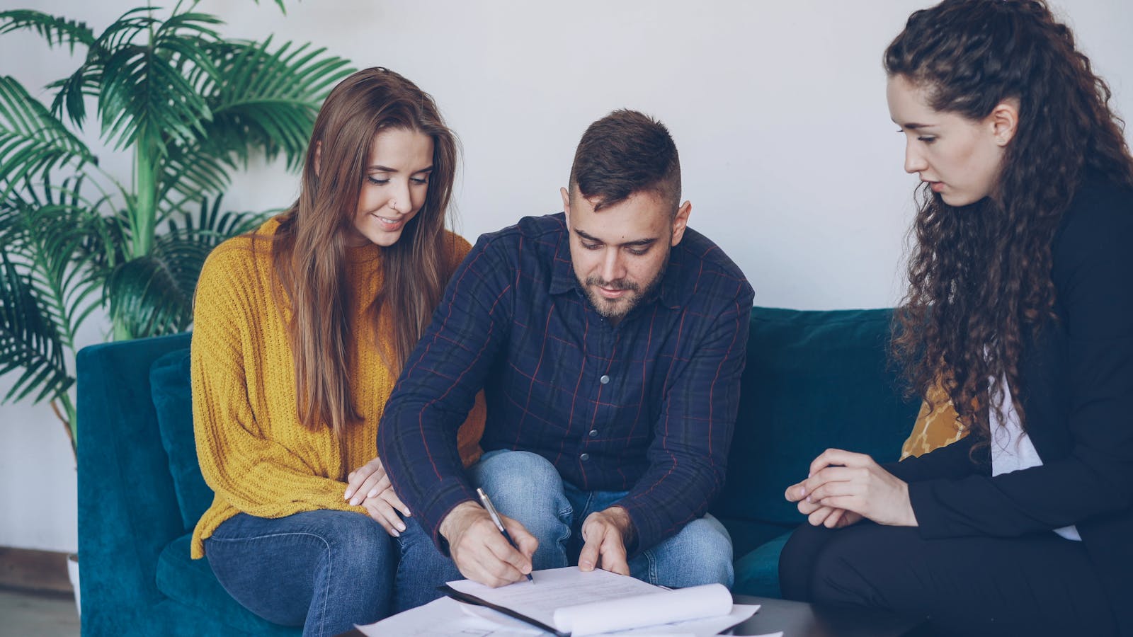 Couple consultant un notaire pour signer une donation entre époux