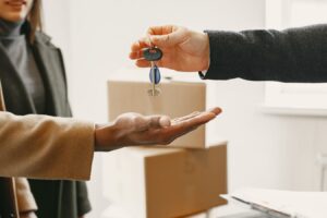 Remise des cles au locataire lors de l'etat des lieux d'entree