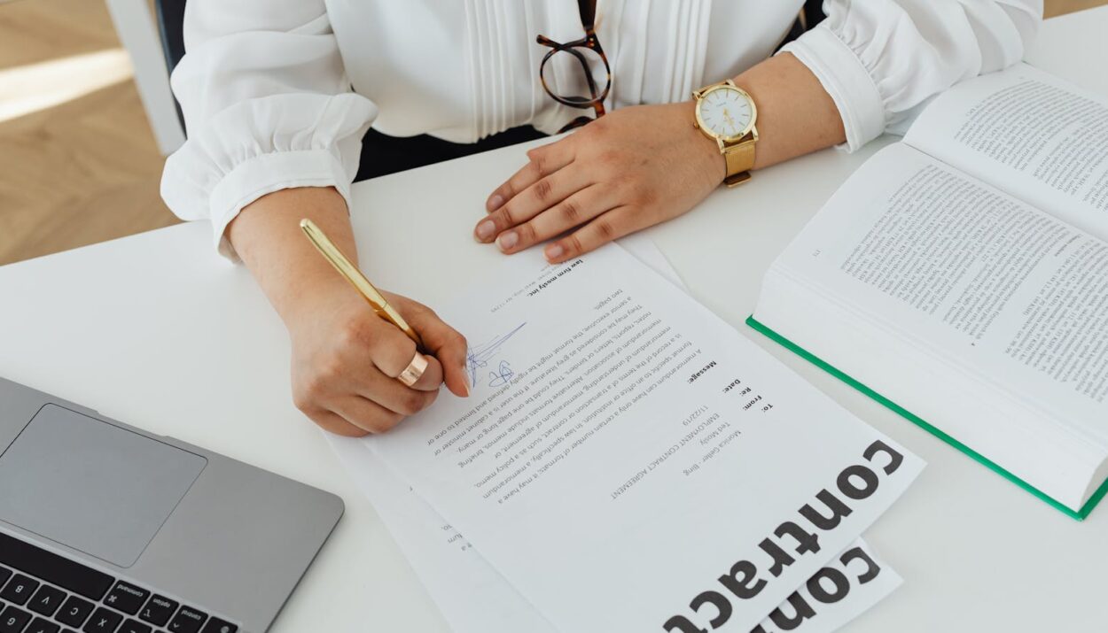 Salariée signant un contrat de travail comportant une période d'essai