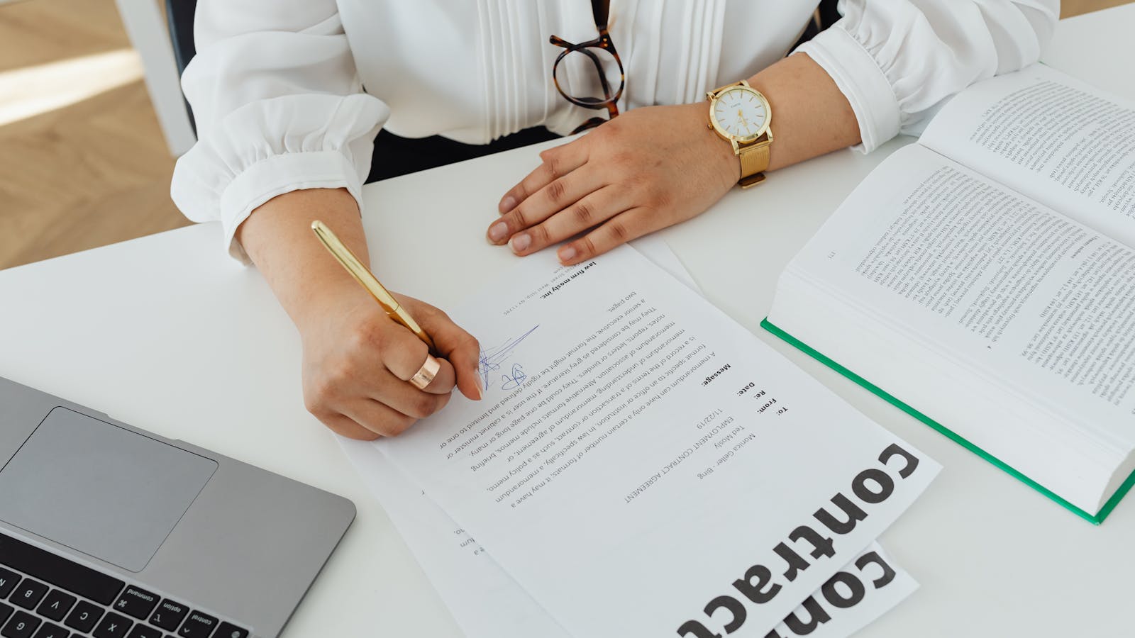 Salariée signant un contrat de travail comportant une période d'essai