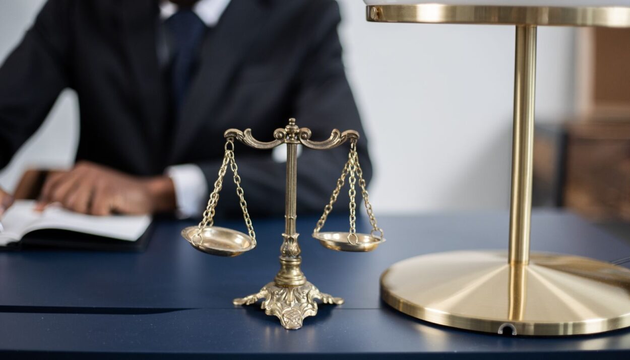 Balance de la justice posée sur un bureau dans un cabinet juridique