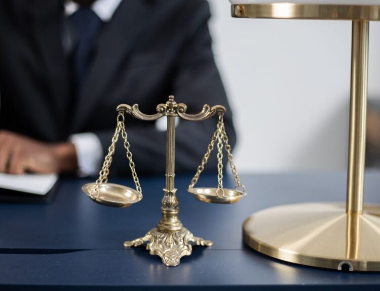 Balance de la justice posée sur un bureau dans un cabinet juridique