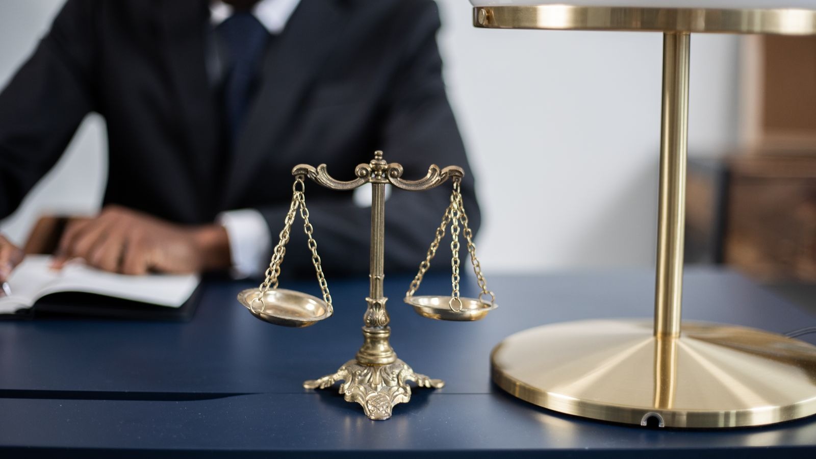 Balance de la justice posée sur un bureau dans un cabinet juridique