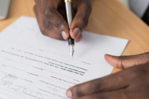 Salarié signant un CDD saisonnier en 2026