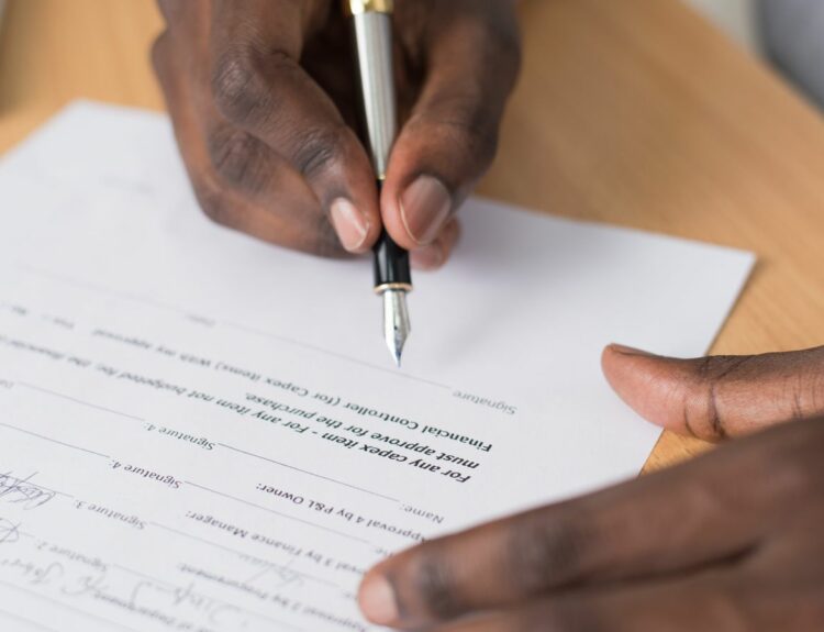Salarié signant un CDD saisonnier en 2026