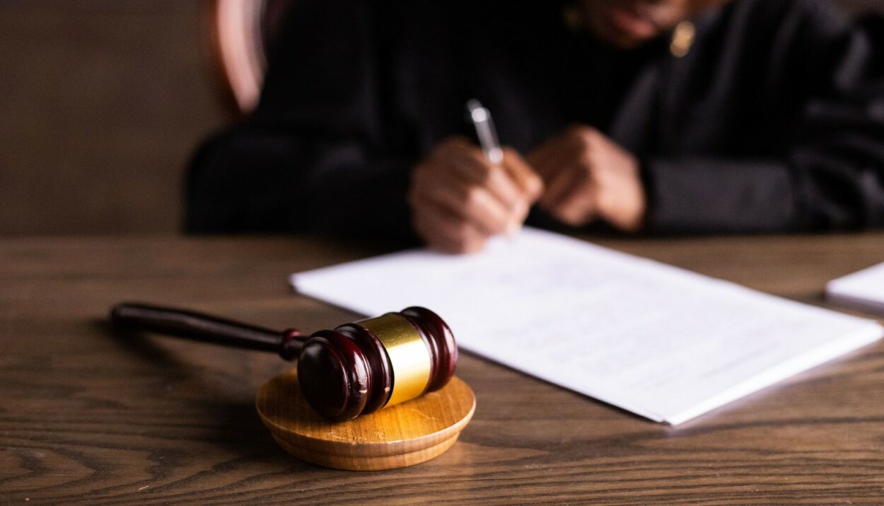 Juge signant une décision de résidence alternée avec marteau de justice