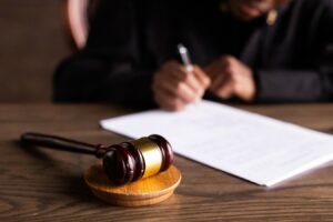 Juge signant une décision de résidence alternée avec marteau de justice