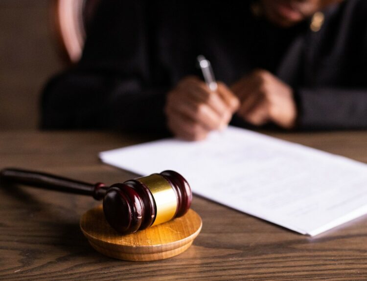 Juge signant une décision de résidence alternée avec marteau de justice