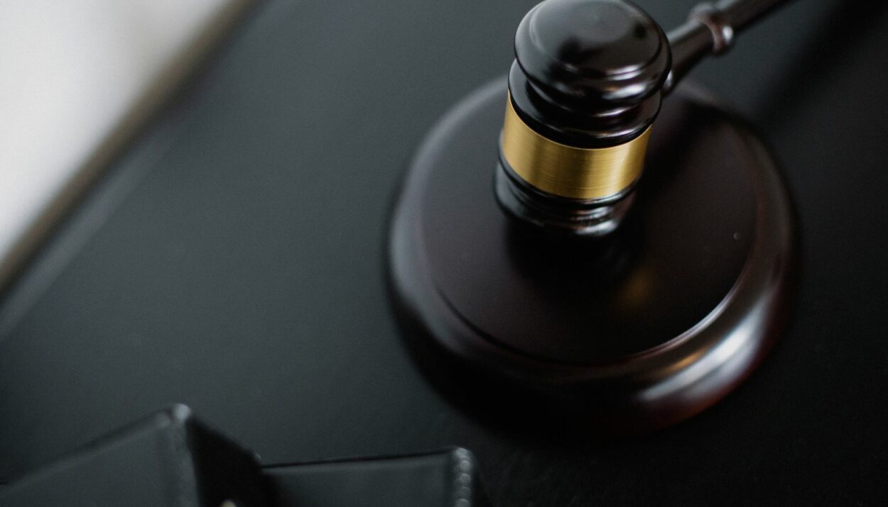 Marteau de juge sur bureau noir illustrant les recours en cas de litige de location saisonnière