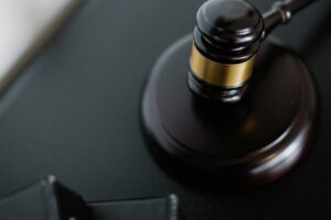 Marteau de juge sur bureau noir illustrant les recours en cas de litige de location saisonnière