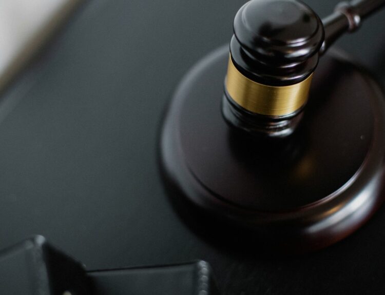 Marteau de juge sur bureau noir illustrant les recours en cas de litige de location saisonnière