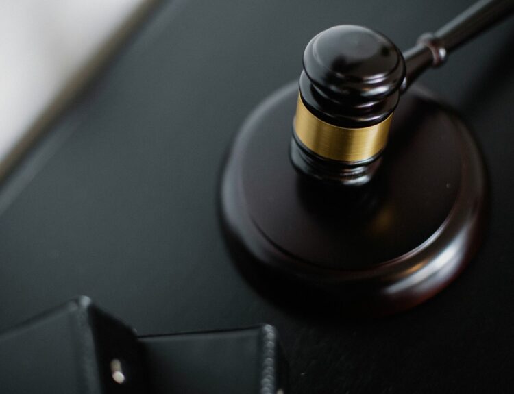 Marteau de justice illustrant le cadre juridique du permis à points en France