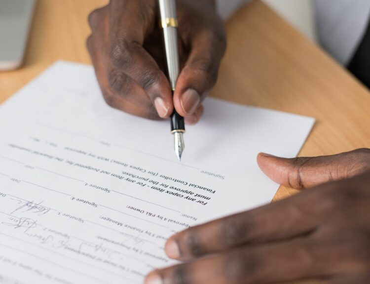 Signature d'une convention de rupture conventionnelle en 2026