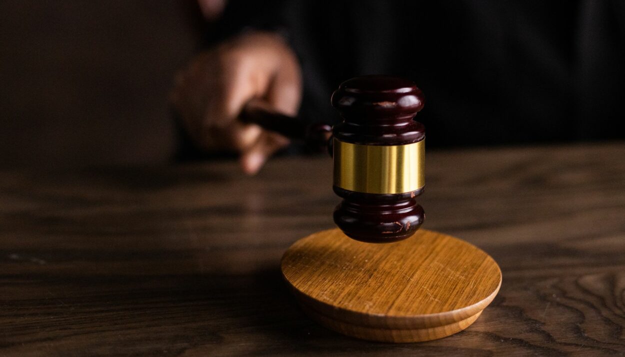Marteau de juge symbolisant la responsabilité pour trouble anormal du voisinage