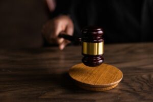 Marteau de juge symbolisant la responsabilité pour trouble anormal du voisinage