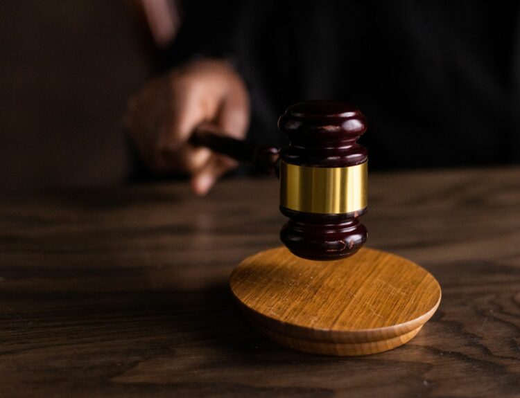 Marteau de juge symbolisant la responsabilité pour trouble anormal du voisinage