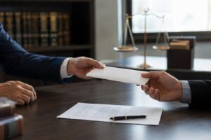 Employé remettant sa lettre de démission à son manager dans un cadre professionnel