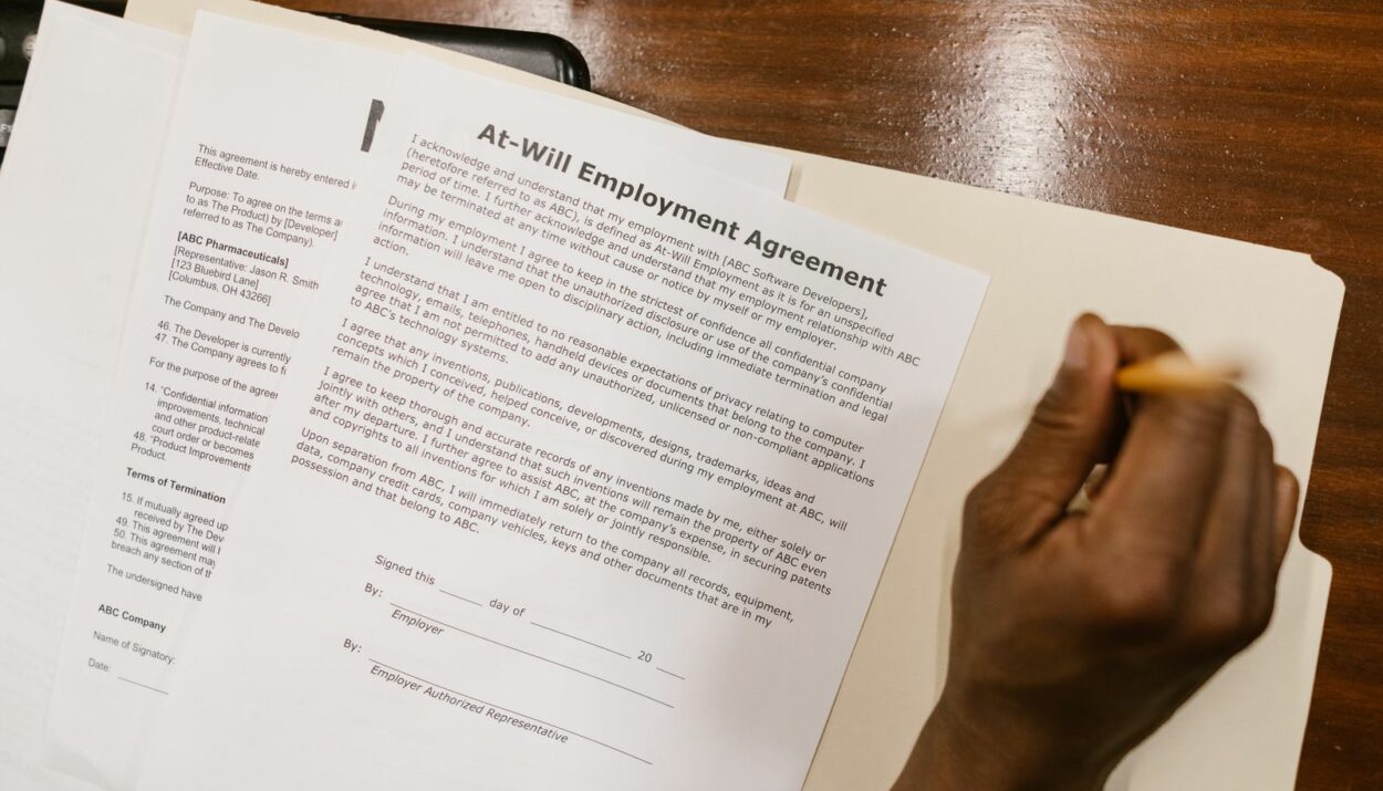 Salarié signant un contrat de travail comportant une clause de non-concurrence