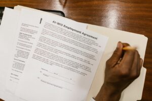 Salarié signant un contrat de travail comportant une clause de non-concurrence