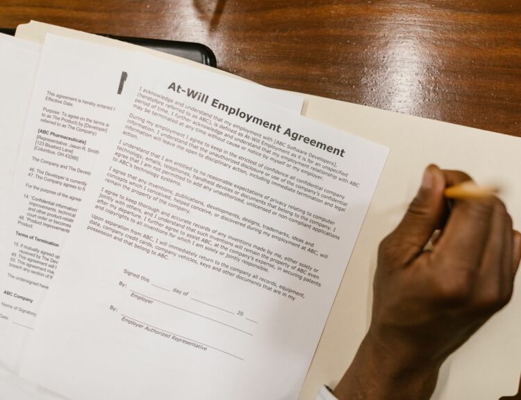 Salarié signant un contrat de travail comportant une clause de non-concurrence