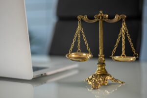 Balance de la justice devant un ordinateur portable, symbole du cyberharcèlement et de la sanction pénale