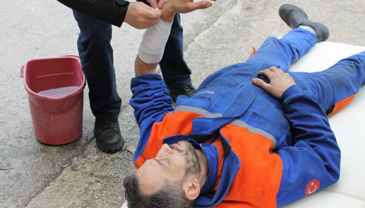 Salarie victime d'un accident du travail recevant les premiers soins sur son lieu de travail