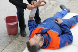 Salarie victime d'un accident du travail recevant les premiers soins sur son lieu de travail