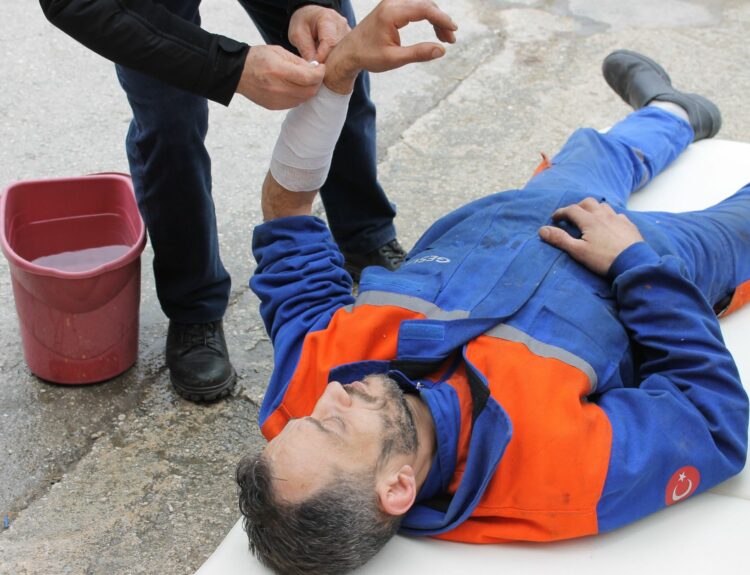 Salarie victime d'un accident du travail recevant les premiers soins sur son lieu de travail