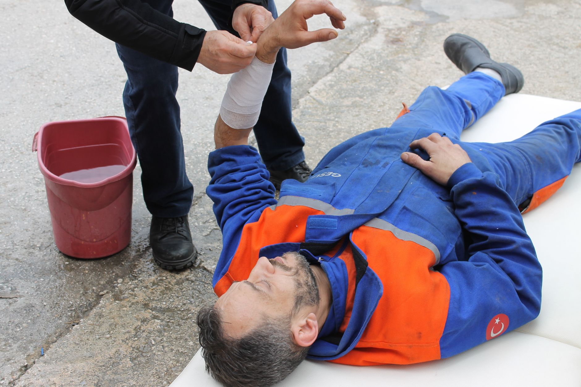 Salarie victime d'un accident du travail recevant les premiers soins sur son lieu de travail