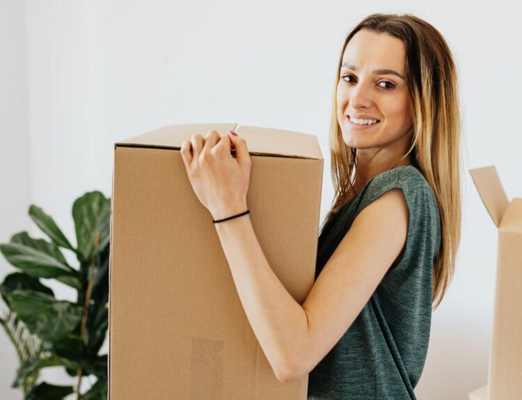 Locataire préparant son déménagement avec cartons