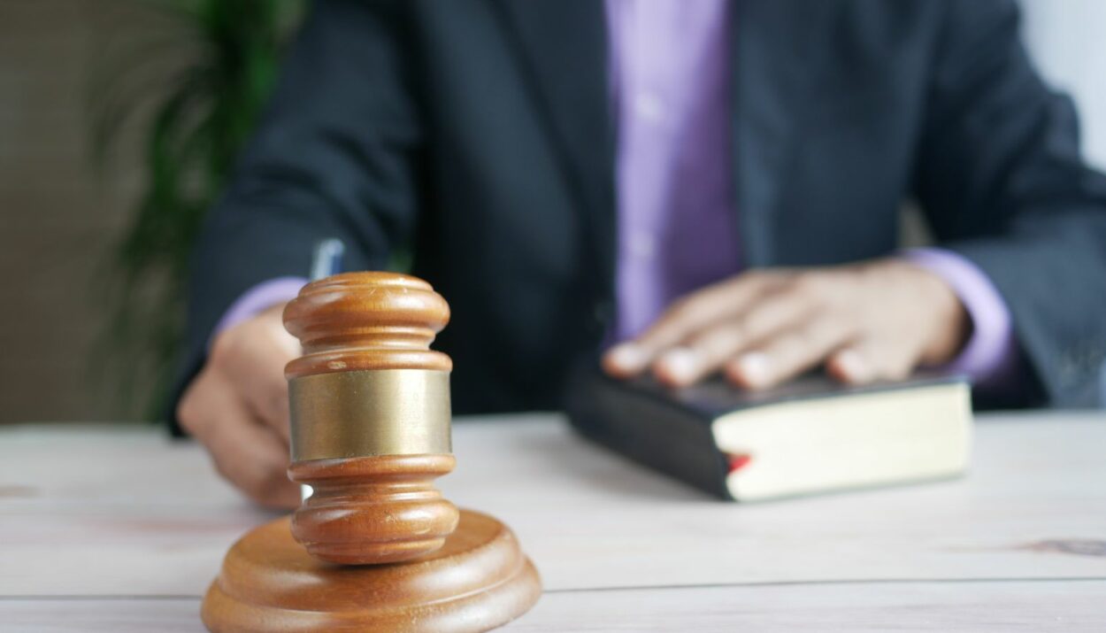 Marteau de justice sur un bureau à côté d'un livre de droit, illustration du recel