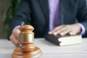 Marteau de justice sur un bureau à côté d'un livre de droit, illustration du recel