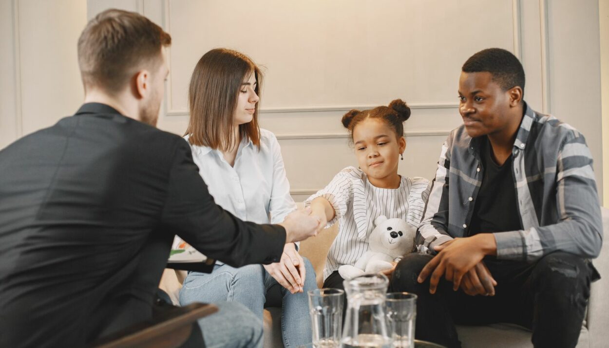 Famille en seance de mediation familiale avec un professionnel