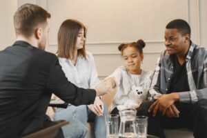 Famille en seance de mediation familiale avec un professionnel