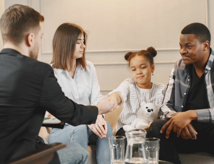 Famille en seance de mediation familiale avec un professionnel
