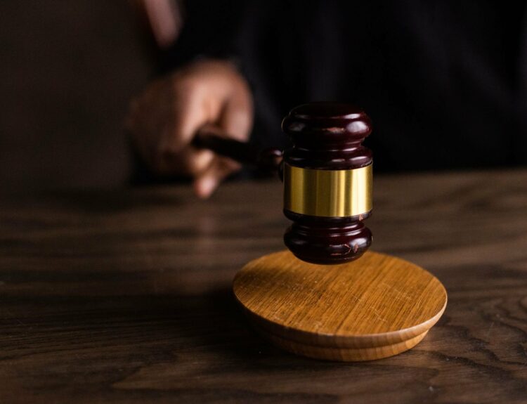 Marteau de justice symbolisant les sanctions pour tapage nocturne