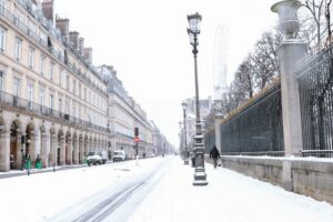 Trêve hivernale : façade d'immeuble parisien enneigé en hiver