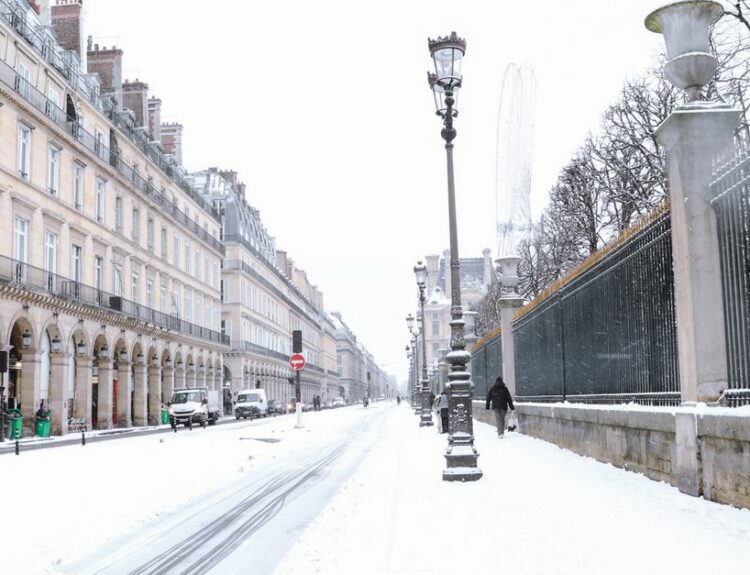 Trêve hivernale : façade d'immeuble parisien enneigé en hiver