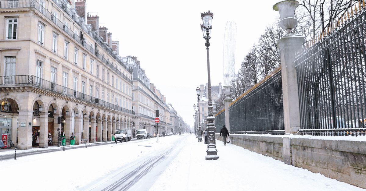 Trêve hivernale : façade d'immeuble parisien enneigé en hiver