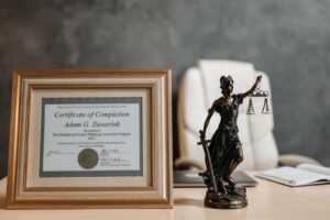 Certificat de planification successorale et statue de la justice sur un bureau d'avocat