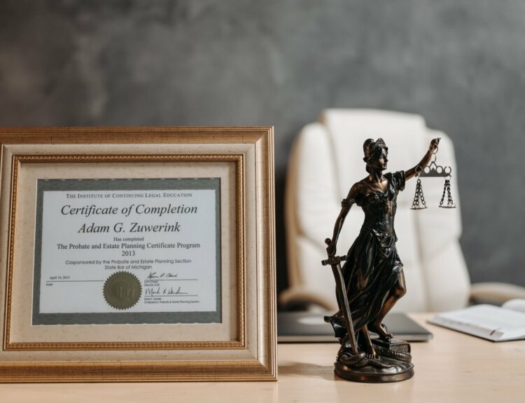 Certificat de planification successorale et statue de la justice sur un bureau d'avocat